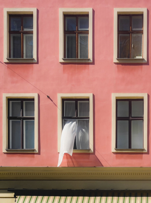 Ein rosarotes Fensterspiel